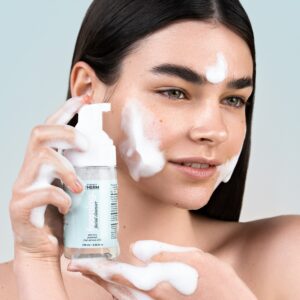 Spumă curățare ten, Mini Foaming Facial Cleanser 100ml, demachiant tip spumă cu acizi derivați din fructe, Aloe Vera și Panthenol - imagine 4