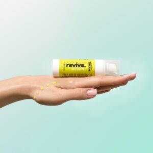 Set anti pete ANTI-SPOT ROUTINE set pentru prevenția și tratarea petelor hiperpigmentare cu ser anti-pete cu Acid Tranexamic și Arbutină, ser antioxidant și iluminator cu Vitamina C și ser cu Retinal - imagine 5